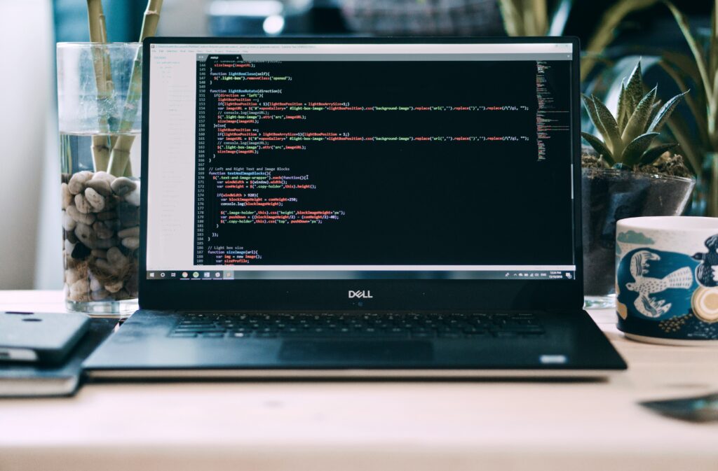 ferramentas de IA sendo utilizadas em um workspace digital com notebook