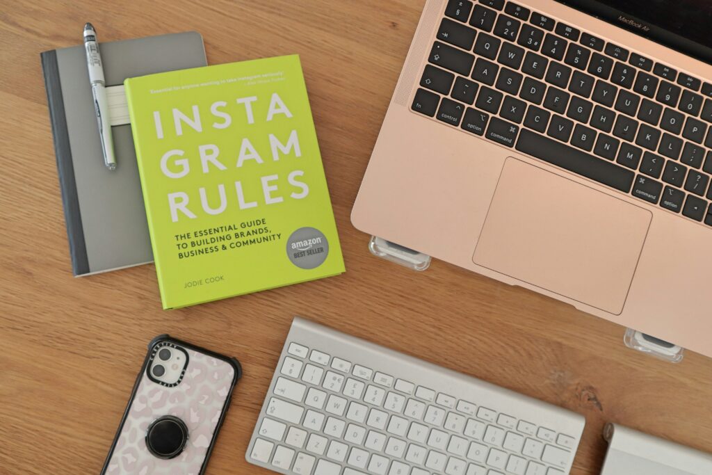 ferramentas de IA para redes sociais sendo usadas em estratégia digital