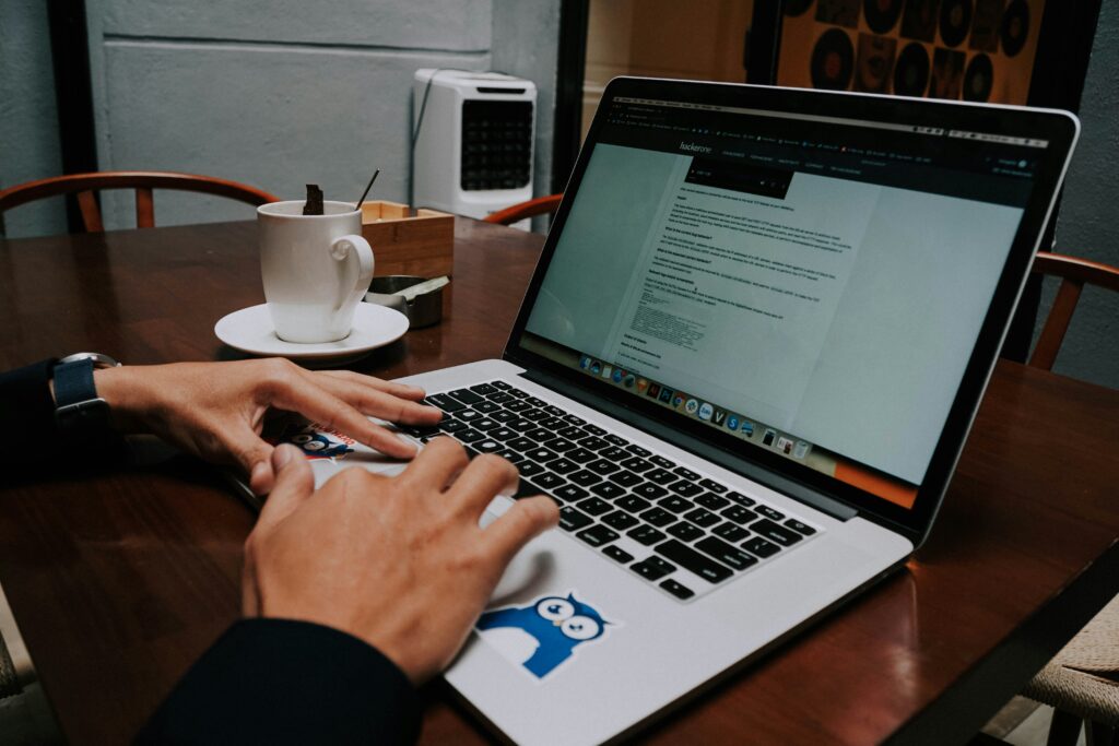 prompts de inteligência artificial para iniciantes sendo usados no computador
