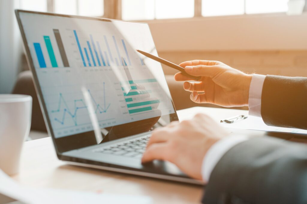Profissional utilizando IA para acelerar pesquisas e análises
