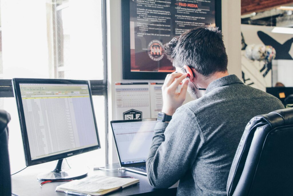 Automação de tarefas usando inteligência artificial no trabalho