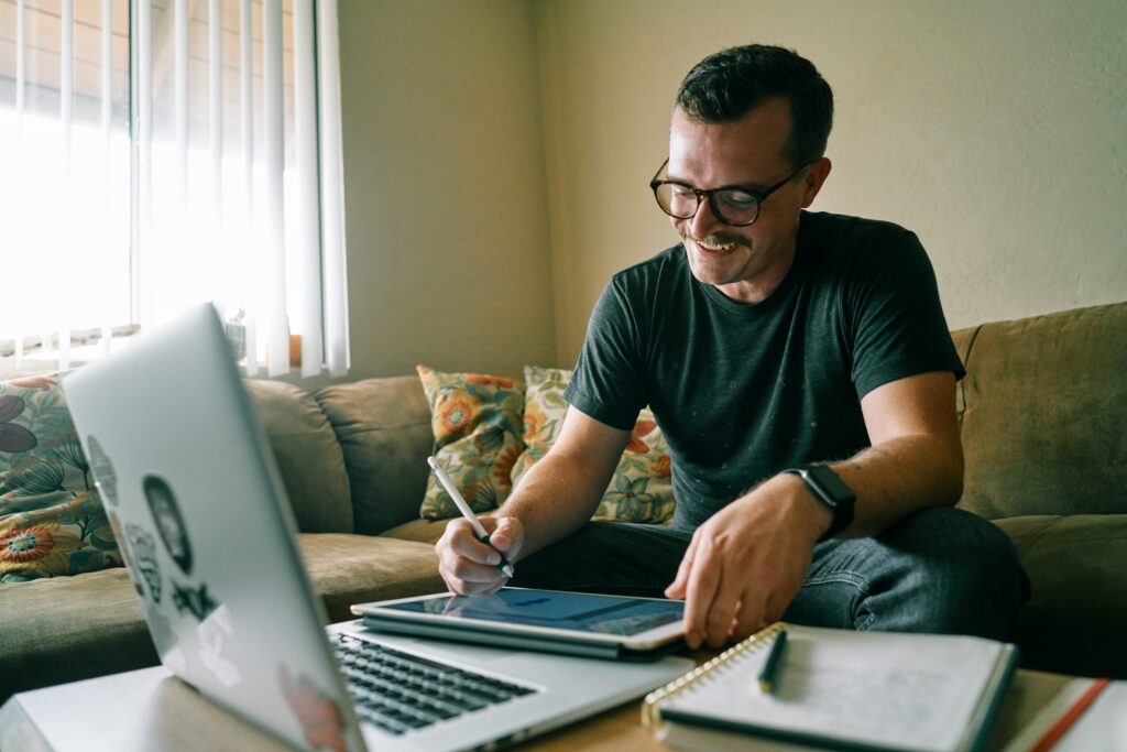 serviços freelancer usando inteligência artificial para produtividade