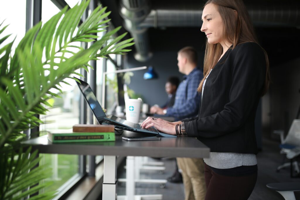 Profissional utilizando IA no trabalho para aumentar produtividade