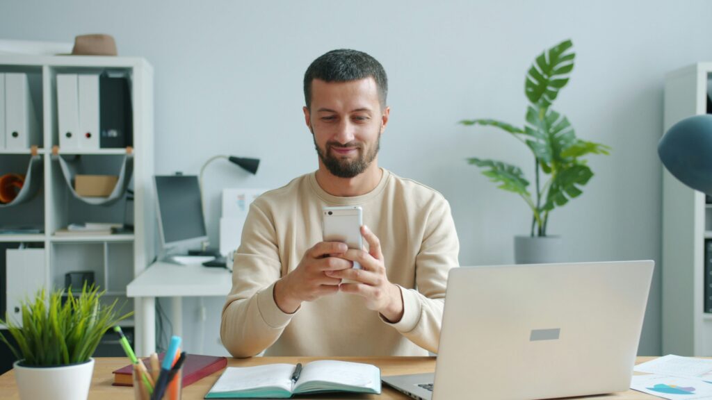 Empreendedor utilizando inteligência artificial para aumentar produtividade em pequeno negócio
