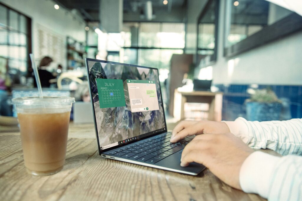 Pessoa utilizando inteligências artificiais gratuitas no computador para produtividade e organização