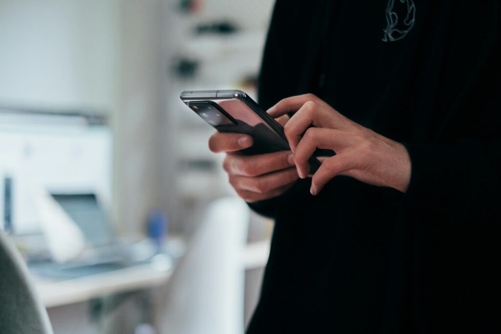 organização usando inteligência artificial no celular