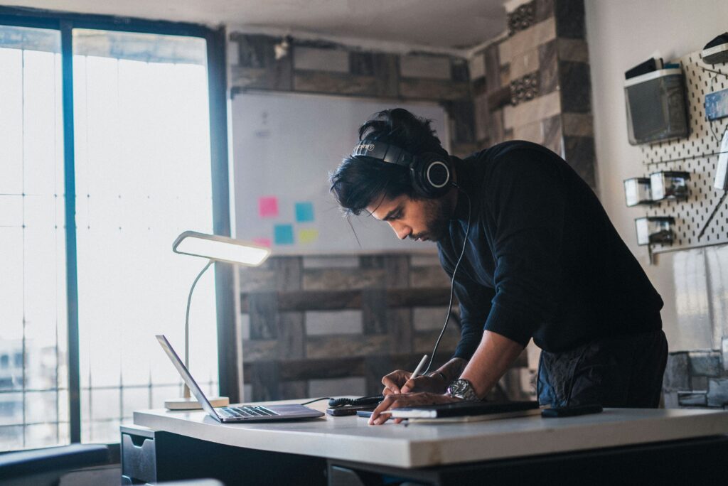 Organização profissional com IA no ambiente de trabalho