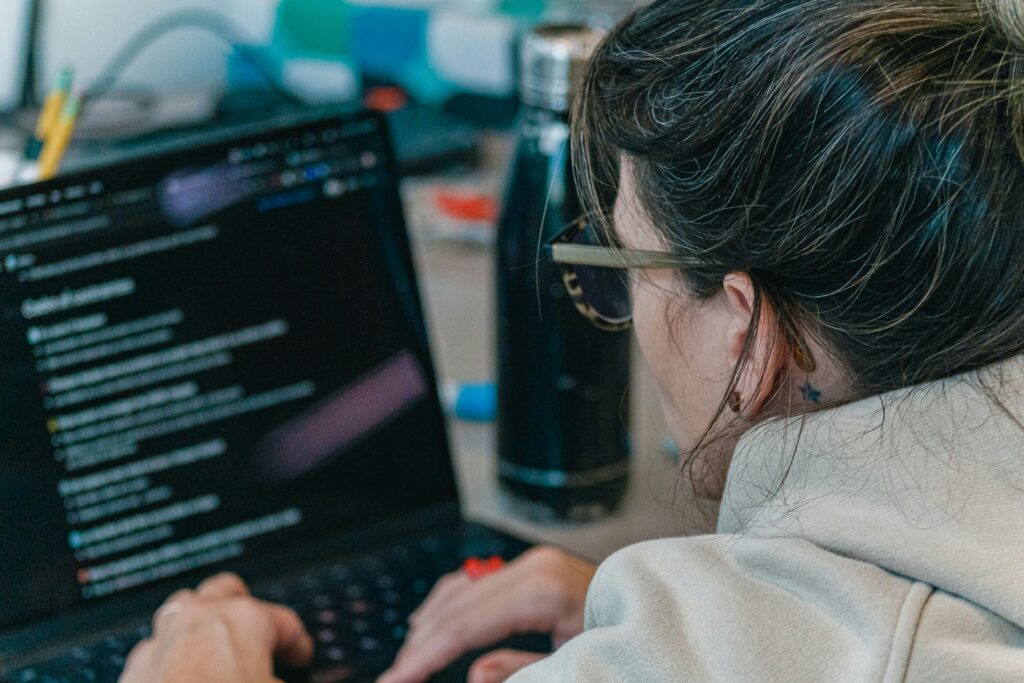 Pessoa aprendendo inteligência artificial do zero utilizando notebook e recursos digitais