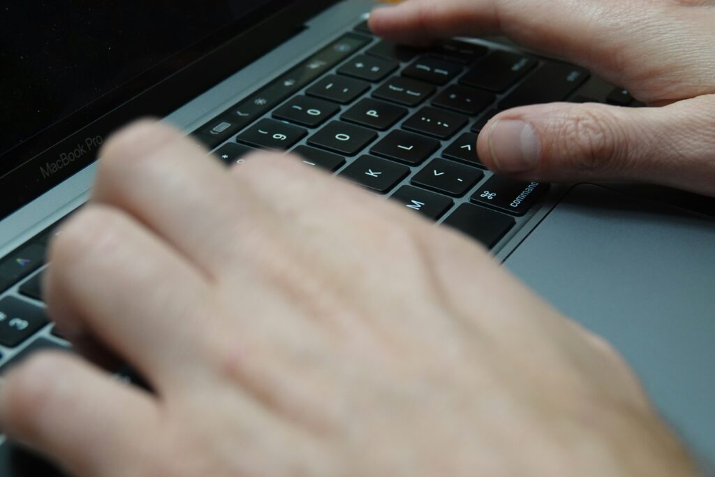 Pessoa criando prompts para obter melhores respostas da inteligência artificial