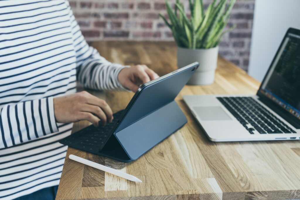Pessoa utilizando inteligência artificial na prática para organizar tarefas e aumentar produtividade