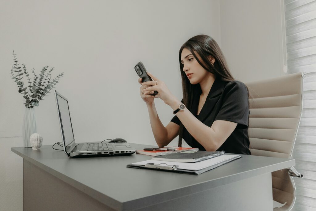 Profissional utilizando inteligência artificial no ambiente de trabalho